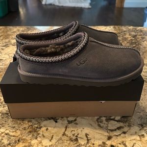 Men’s Dark Gray Ugg Tasman - size 10